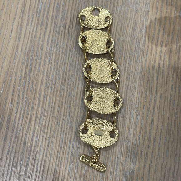 Authentic Vintage Chanel Quilted Gold Plated Bracelet with One CC missing - Picture 5 of 9